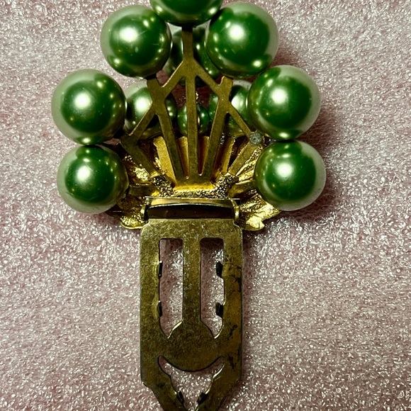 Vintage 1930 Art Deco, Coat or dress Brooch/pin. Cluster green simulated pearls. - Picture 9 of 13